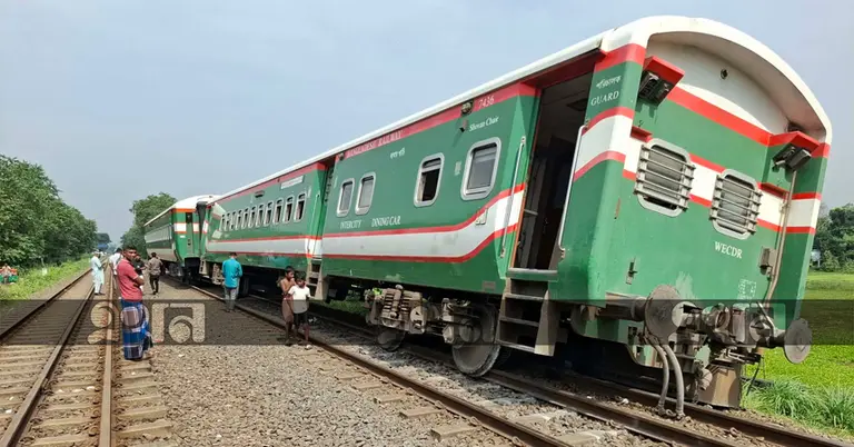 টাঙ্গাইলে লাইনচ্যুত হওয়া ট্রেনের বগি